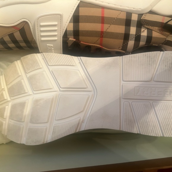Women’s Burberry shoes size 39 only worn a few times - Picture 2 of 3